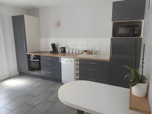 Private kitchen - Gîte ô et nature – Holiday Home for 4–6 Guests in the Countryside (Saint-Viaud)