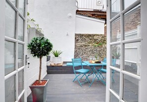 Outdoor dining - 4 Bed in Brighton (oc-bbchur) (Brighton)