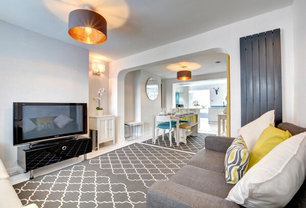 TV - 4 Bed in Brighton (oc-bbchur) (Brighton)