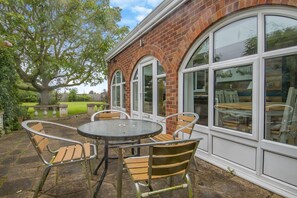 تناول الطعام بالخارج