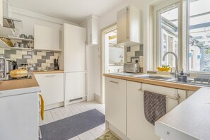 ميكروويف، فرن، غسالة أطباق، كرسي للأطفال