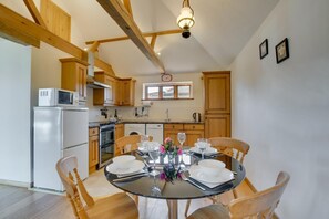 Microwave, oven, dishwasher, high chair - 2 Bed in Nr Hailsham (oc-sx912) (Bodle Street Green)