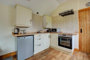 Microwave, oven, cookware/dishes/utensils - 1 Bed in Banningham (oc-1389) (Banningham)