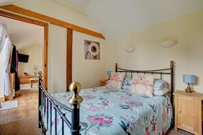 Iron/ironing board, bed sheets - 1 Bed in Banningham (oc-1389) (Banningham)