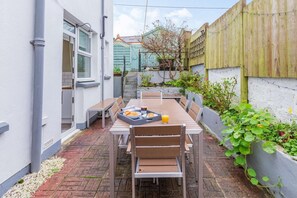 Outdoor dining - 4 Bed in St. Austell (oc-t32965) (St Austell)