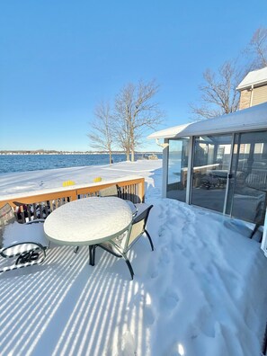 Outdoor dining - Lakefront Cottage- Newly Renovated 3BR Retreat (Fremont)