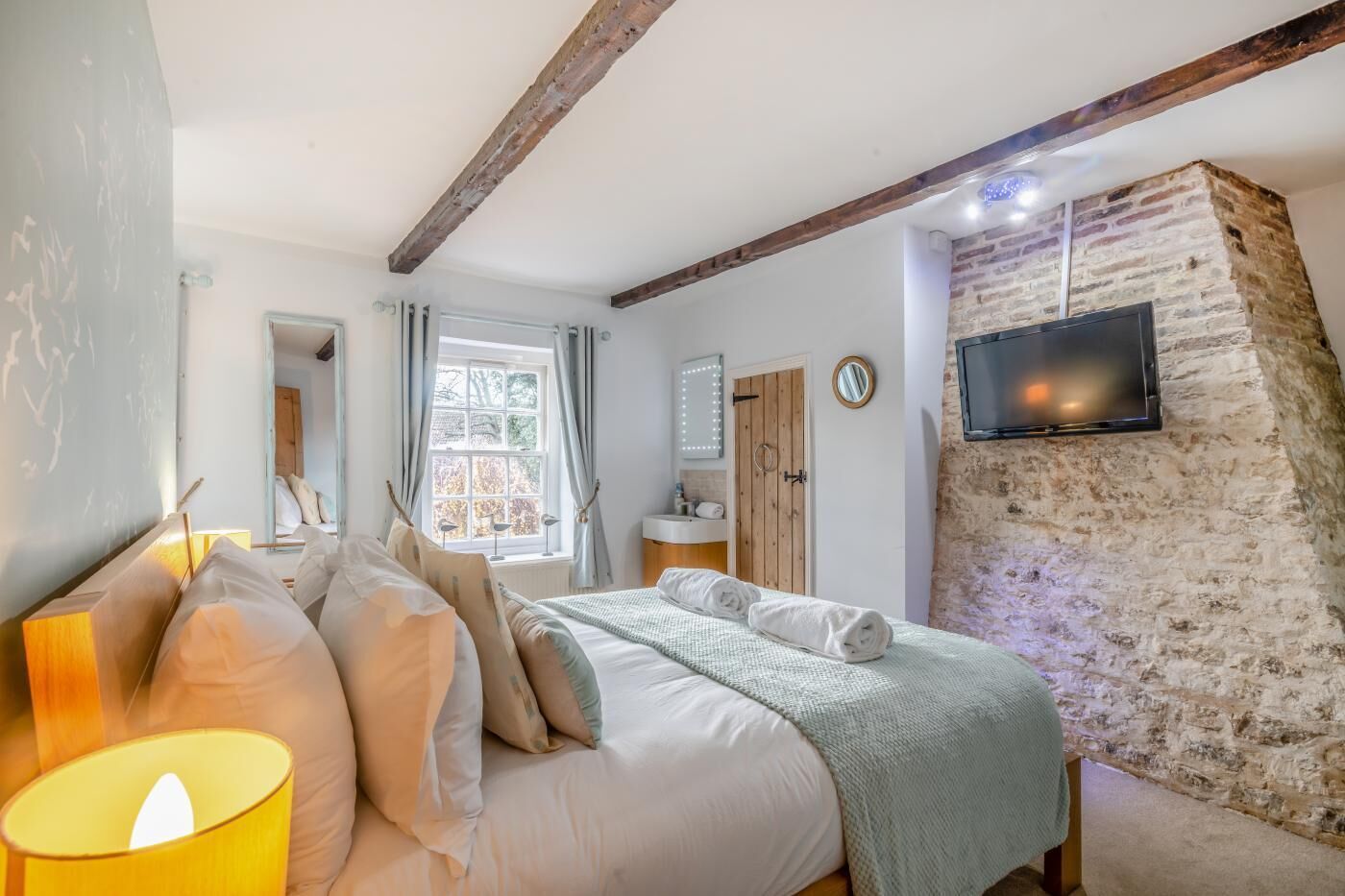 Tabla de planchar con plancha, wifi gratis, ropa de cama