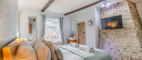 Tabla de planchar con plancha, wifi gratis, ropa de cama