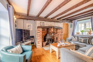 TV, fireplace - 3 Bed in Thornham (oc-983) (Thornham)