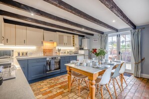 Microwave, oven, dishwasher, high chair - 3 Bed in Thornham (oc-983) (Thornham)
