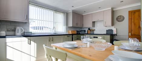 ميكروويف، فرن، غسالة أطباق، كرسي للأطفال