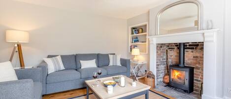 Televisión y chimenea