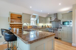 Microwave, oven, dishwasher, high chair - 4 Bed in Thornham (oc-888) (Thornham)