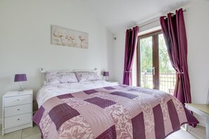 Tabla de planchar con plancha, wifi gratis y ropa de cama 