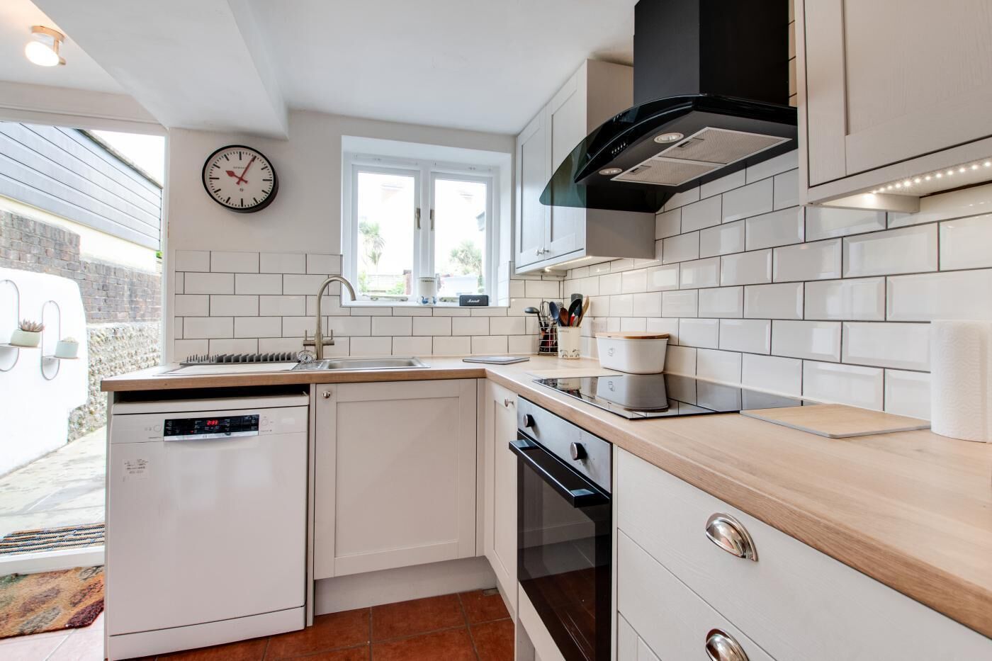 Microondas, horno, lavavajillas y utensilios de cocina 