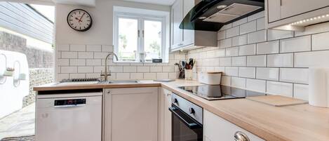 Microondas, horno, lavavajillas y utensilios de cocina