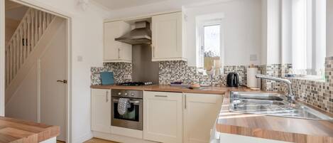 Micro-ondes, four, lave-vaisselle, chaise haute