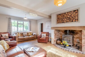 TV, fireplace - 5 Bed in Langton (oc-m32766) (Horncastle)