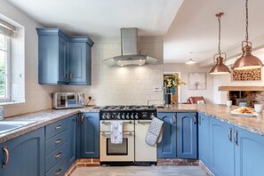 Ofen, Geschirrspüler, Kochgeschirr/Geschirr/Besteck