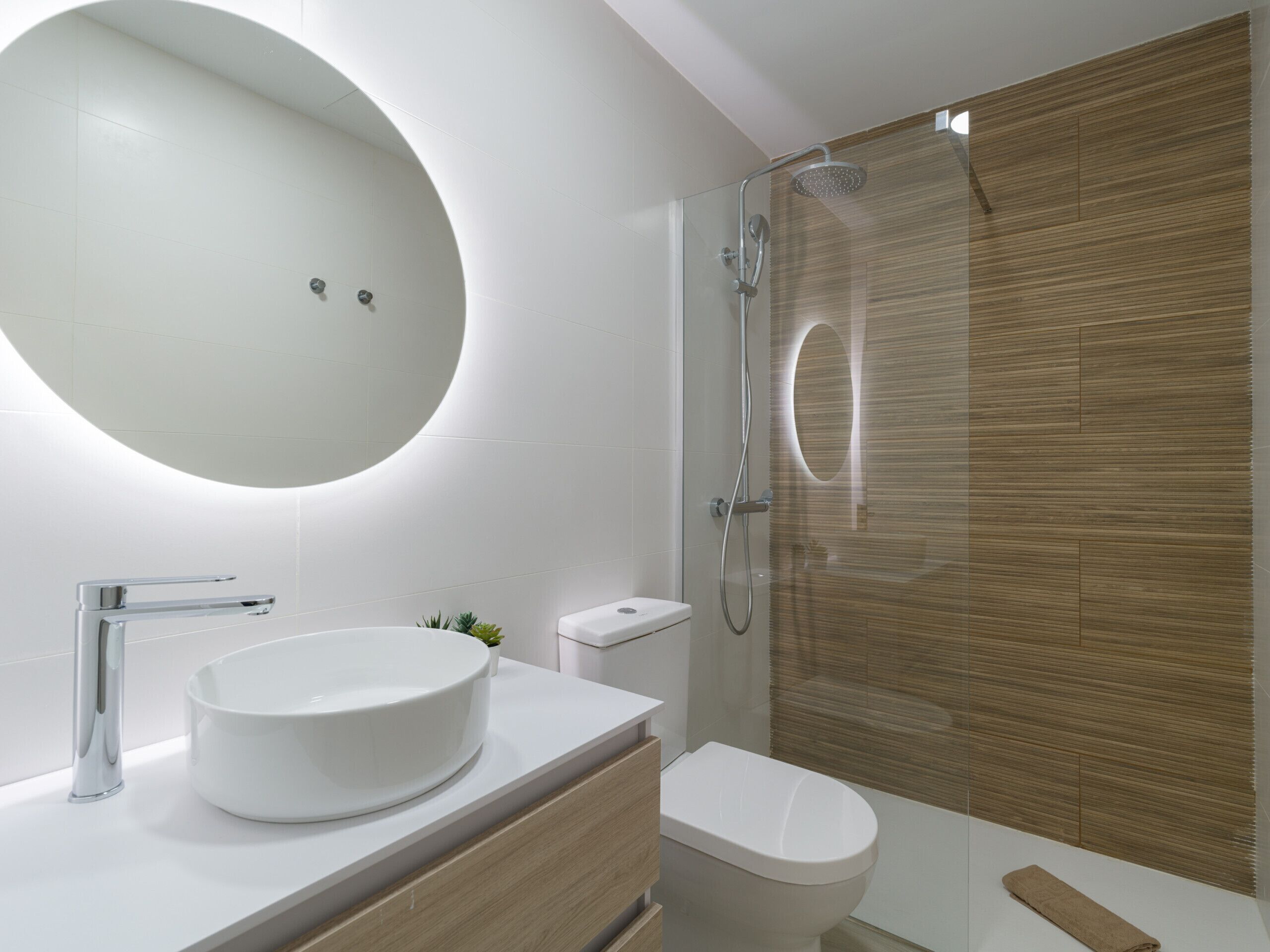 Dusche, Haartrockner, Handtücher, Toilettenpapier