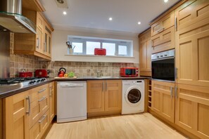 Microwave, oven, dishwasher, cookware/dishes/utensils - 2 Bed in Broadstairs (oc-th013) (Broadstairs)