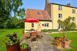 Outdoor dining - 1 Bed in Bergh Apton (oc-1387) (Bergh Apton)