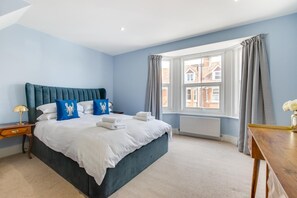 Iron/ironing board, travel cot, free WiFi, bed sheets - 4 Bed in Rye (oc-rh1168) (Rye)