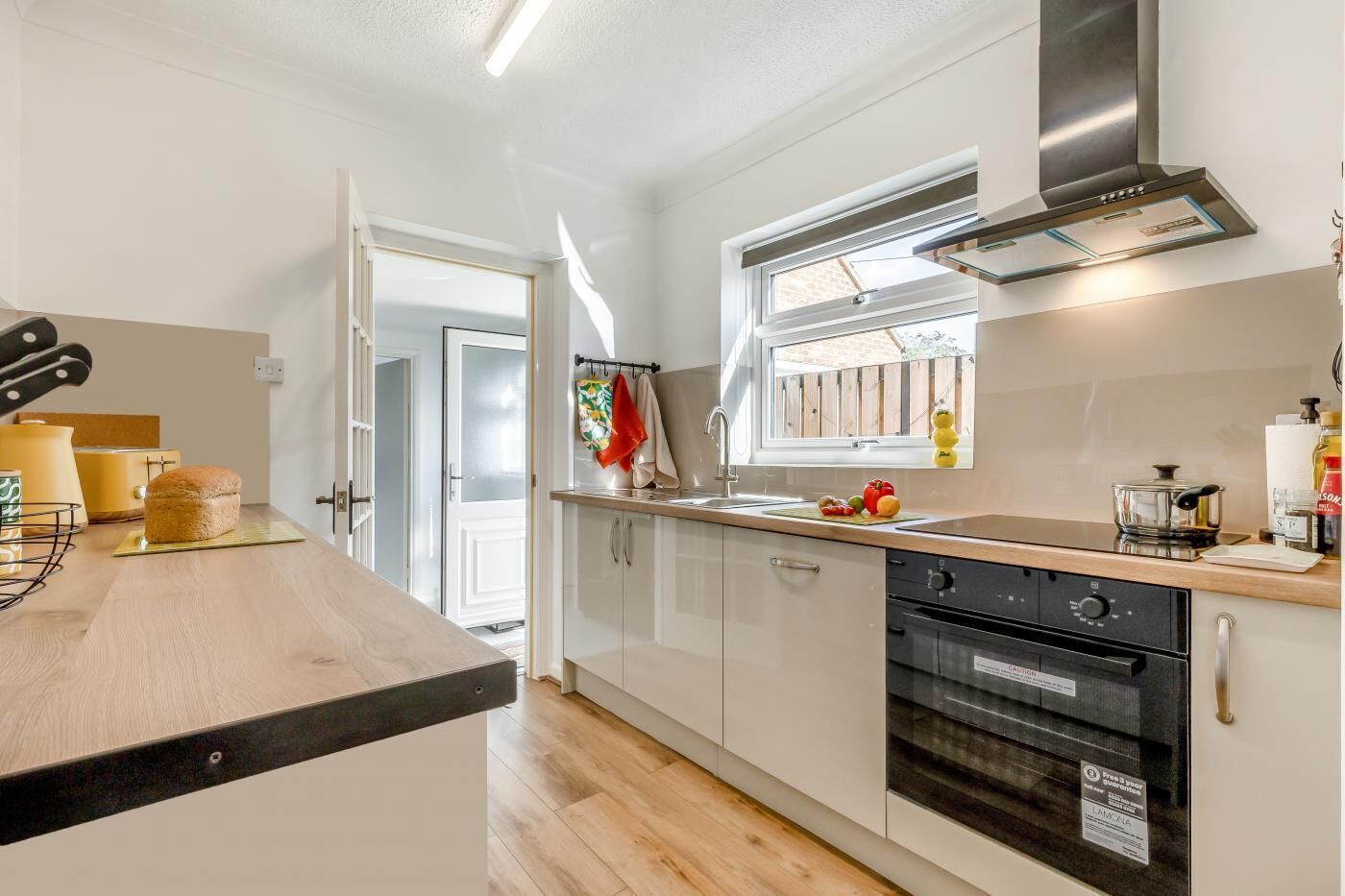 Four à micro-ondes, un four, lave-vaisselle, chaise haute