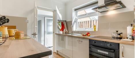 Four Ă micro-ondes, un four, lave-vaisselle, chaise haute