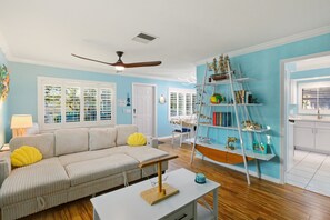 TV - ⭐Charming Triplex | Close to Beach | Pet Friendly | The Starfish Estate⭐ (Fort Myers Beach)