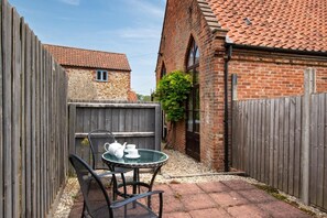 Outdoor dining - 1 Bed in Docking (oc-670) (Docking)
