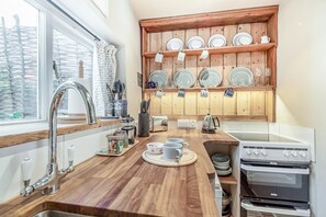 Microwave, oven, dishwasher, cookware/dishes/utensils - 1 Bed in Blakeney (oc-674) (Blakeney)