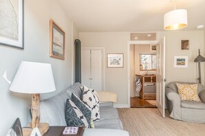 TV, fireplace - 1 Bed in Blakeney (oc-674) (Blakeney)