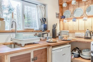 Microwave, oven, dishwasher, cookware/dishes/utensils - 1 Bed in Blakeney (oc-674) (Blakeney)