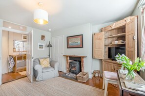 TV, fireplace - 1 Bed in Blakeney (oc-674) (Blakeney)