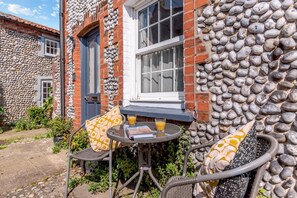 Outdoor dining - 1 Bed in Blakeney (oc-674) (Blakeney)