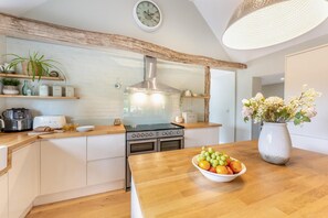 Oven, dishwasher, high chair, cookware/dishes/utensils - 3 Bed in Sedlescombe (oc-c32764) (Sedlescombe)