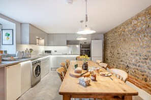 Microwave, oven, dishwasher, high chair - 4 Bed in Roughton (oc-1618) (Roughton)