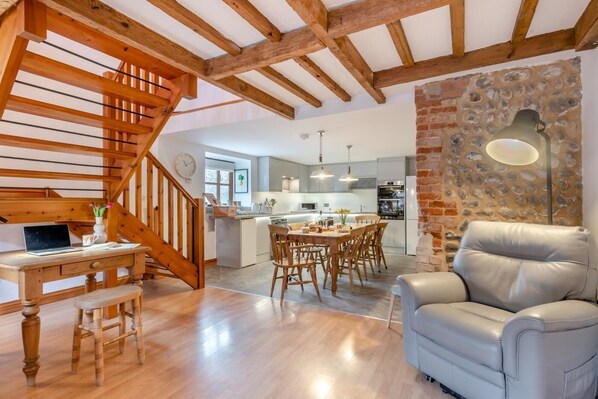 المنشأة من الداخل