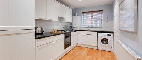 Microondas, horno, lavavajillas y periquera