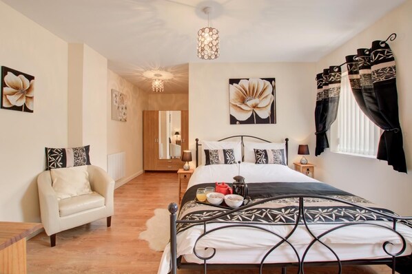 Silitysrauta/-lauta, ilmainen Wi-Fi, vuodevaatteet