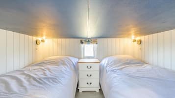 2 bedrooms, WiFi (free), bed sheets