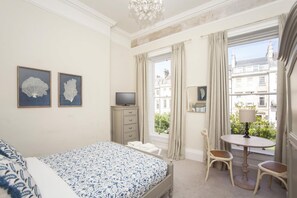 Een strijkplank/strijkijzer, gratis wifi, beddengoed