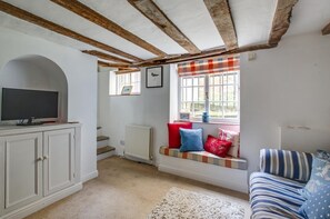 TV, fireplace - 2 Bed in Rye (oc-rh1045) (Rye)