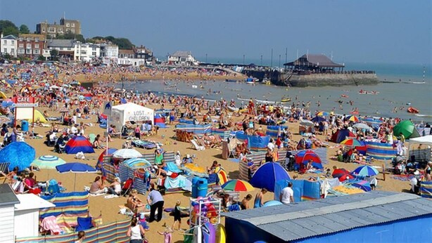 A crowded beach with numerous umbrellas and beachgoers. - 2 Bed in Broadstairs (oc-th017) (Broadstairs)