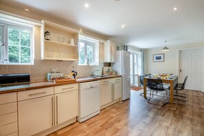 Oven, dishwasher, cookware/dishes/utensils