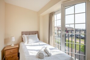 Iron/ironing board, free WiFi, bed sheets