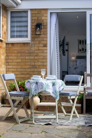 Outdoor dining - 1 Bed in Saltdean (oc-bbidre) (Saltdean)