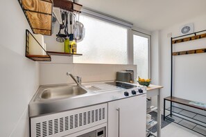 Microwave, oven, high chair, cookware/dishes/utensils - 1 Bed in Saltdean (oc-bbidre) (Saltdean)
