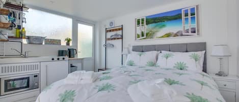 Iron/ironing board, free WiFi, bed sheets